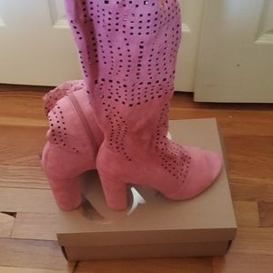 Lite pink suede boots